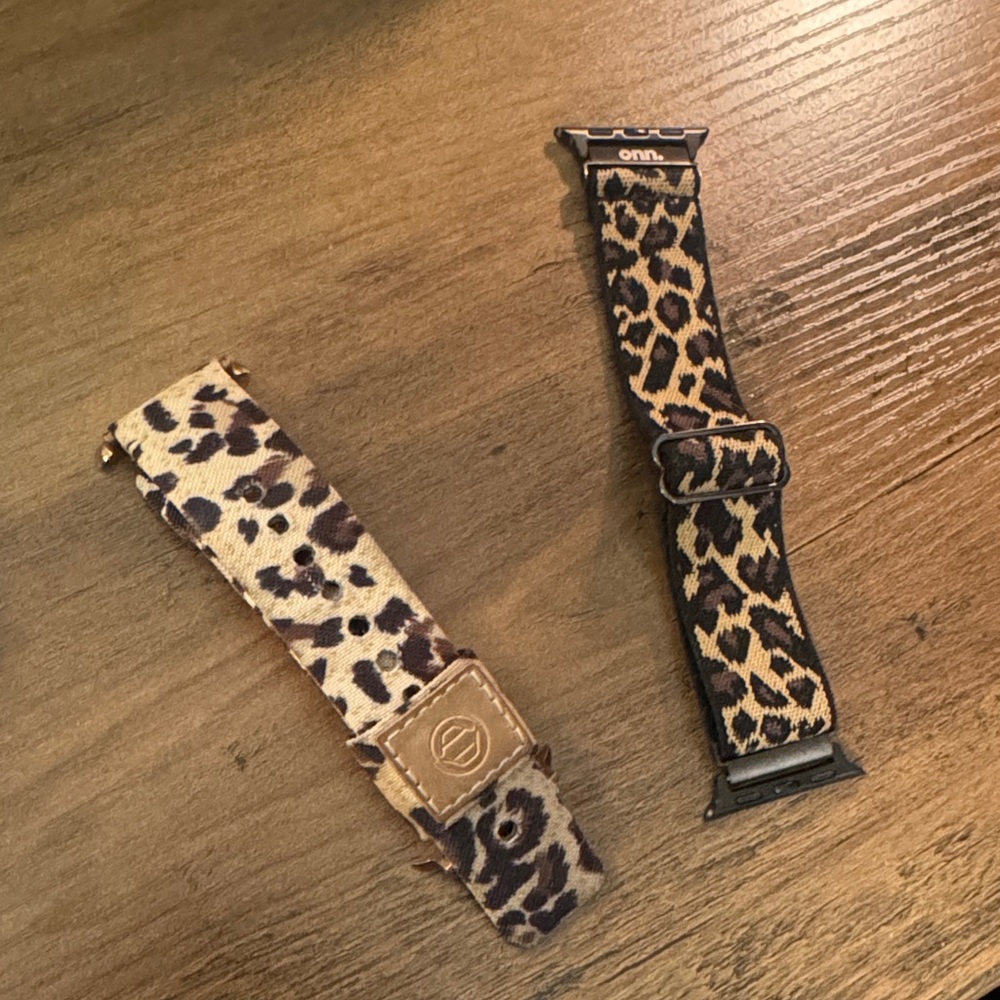 Leopard Print Apple Watch Bands 44mm watch.